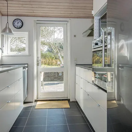 Three-bedroom Holiday In 41